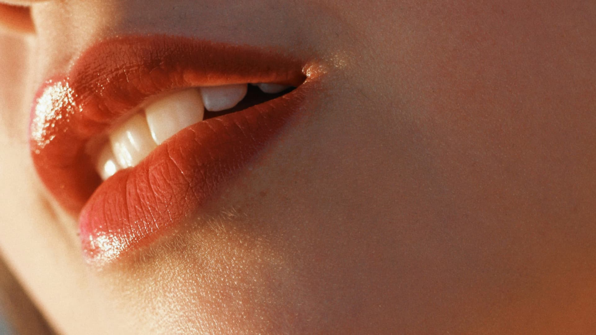 Frau trägt Lip Tint von dm auf den Lippen Frau mit Lip Tint von dm auf den Lippen