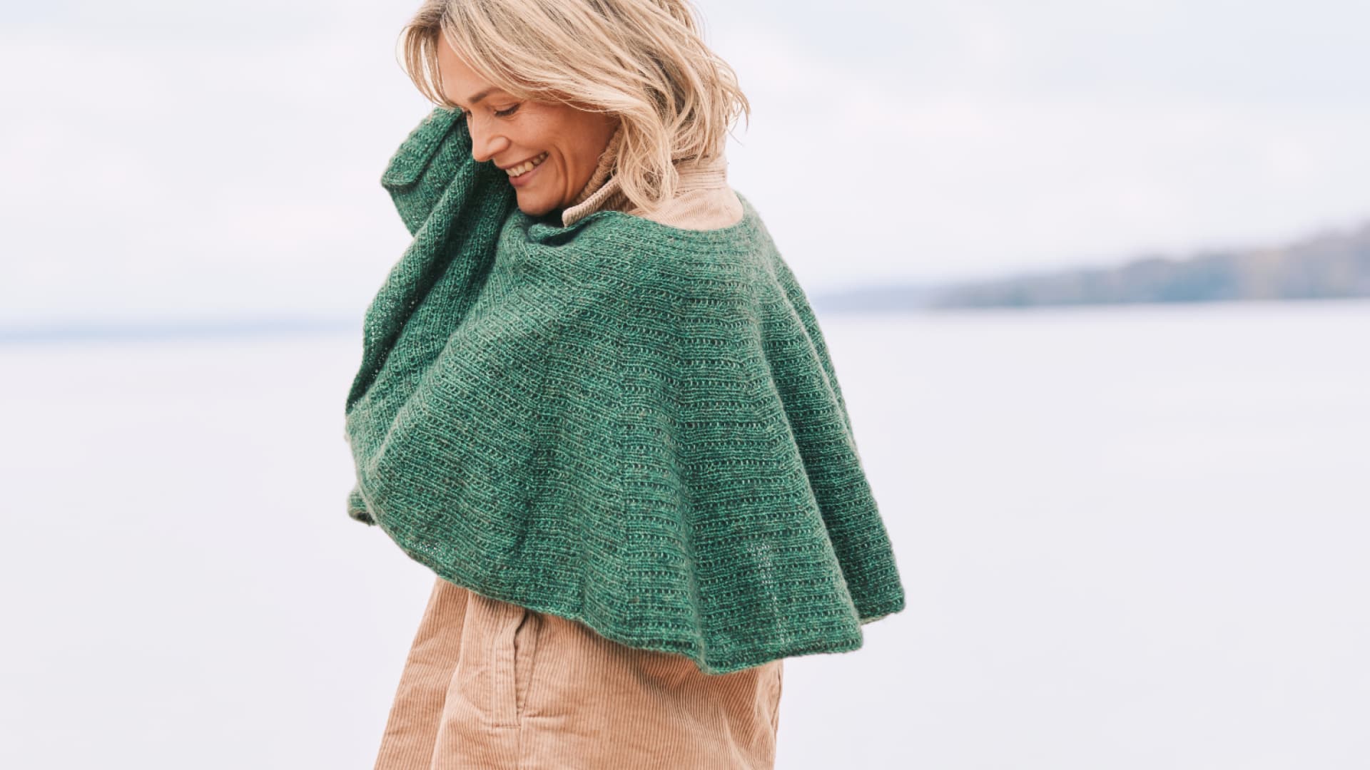 Strickanleitung für ein grünes Stola-Tuch von Lana Grossa Model in grüner Stola von Lana Grossa