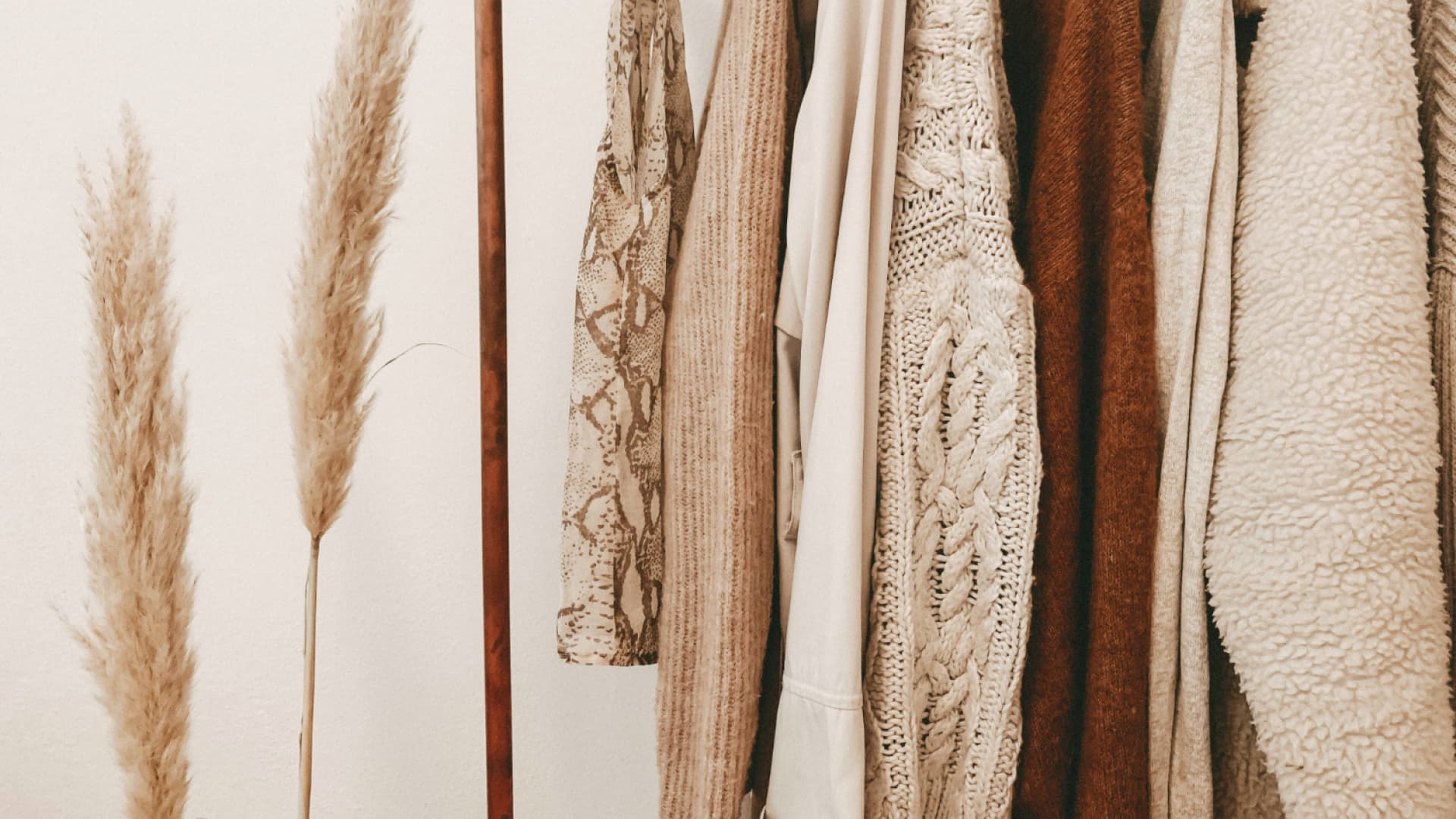 7 Alternativen zu Fast Fashion Second-Hand-Kleidung auf Kleiderbügeln