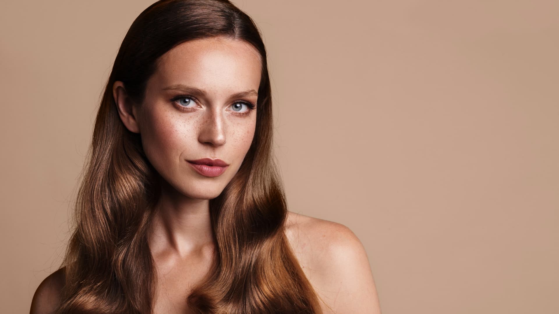 Die besten Hausmittel für glänzende Haare Frau mit glänzenden Haare