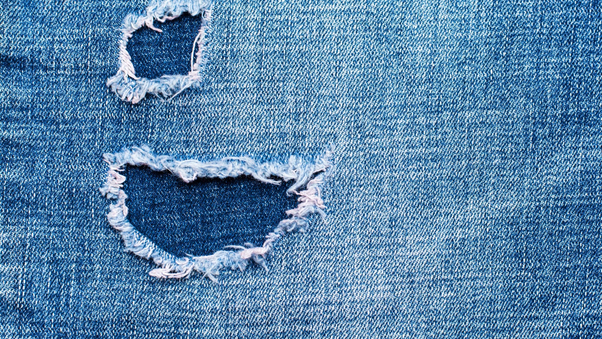 Eine Jeans flicken ist nicht schwer. Jeans mit Löchern zum Flicken