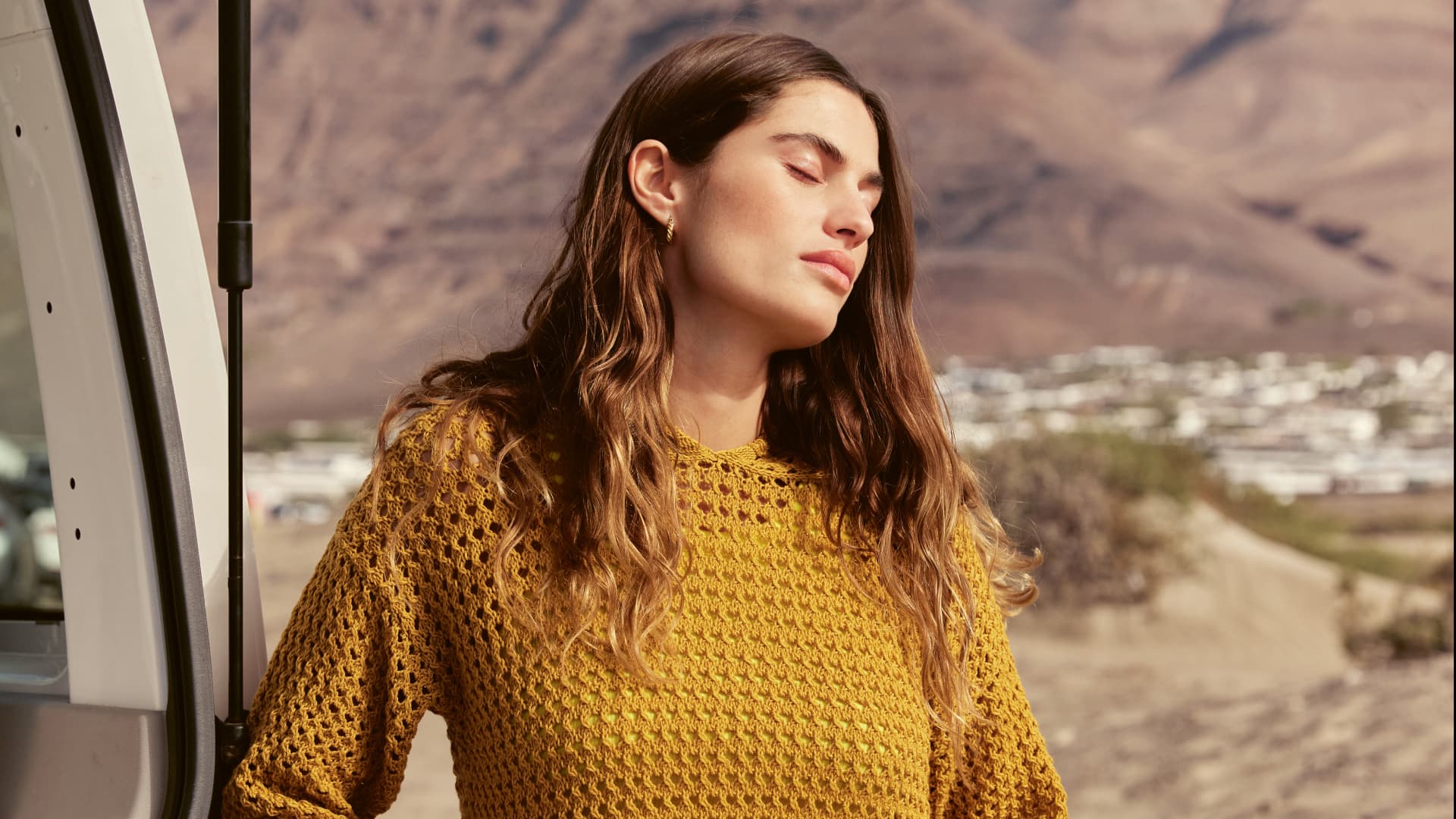 Strickanleitung für den senfgelben Kapuzenpullover von Lana Grossa Model in gestricktem Kapuzenpullover von Lana Grossa
