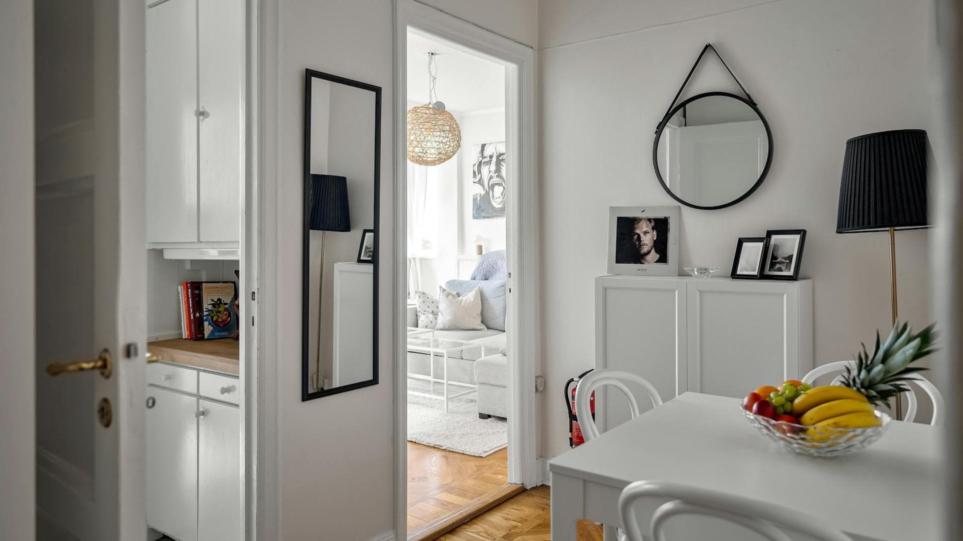 Spiegel können helfen, eine kleine Wohnung einzurichten. Kleine Wohnung mit Deko
