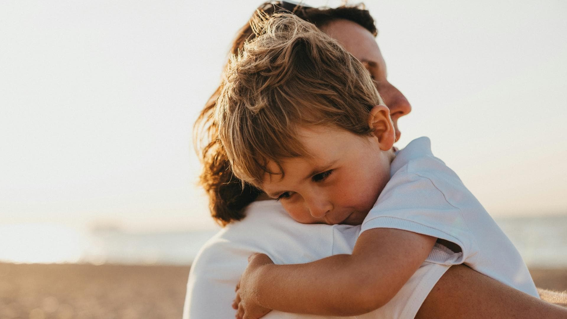 Kann Trauma an die Kinder weitergegeben werden? Mutter hält Kind im Arm