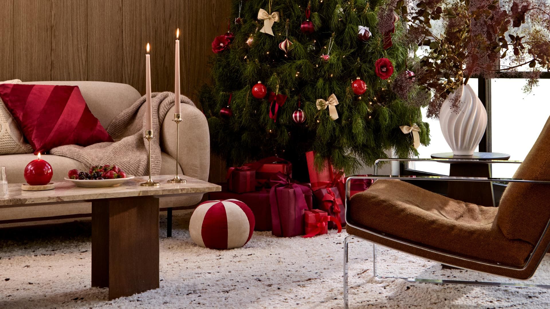 Bei H&M findet man schönde Deko-Ideen für die Weihnachtszeit Ein weihnachtlich geschmücktes Wohnzimmer