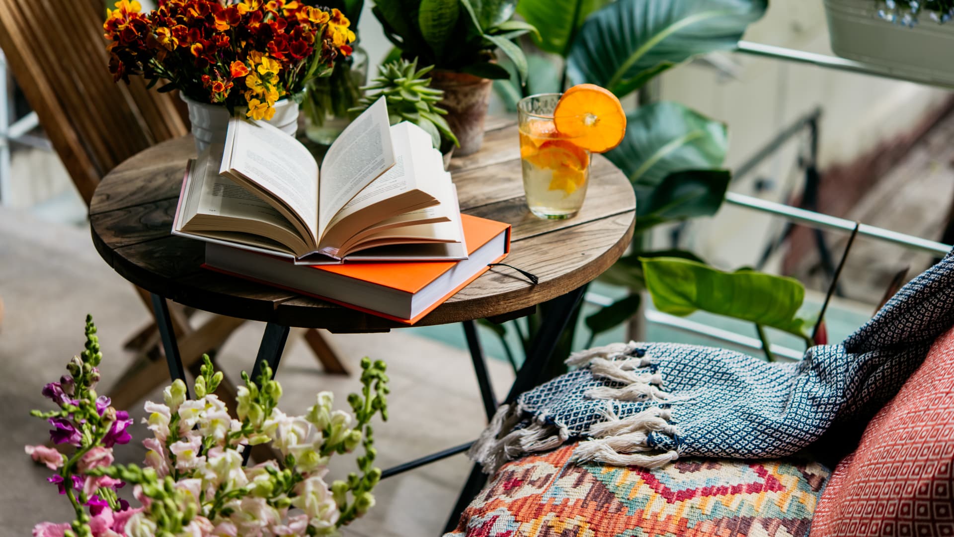 Wussten Sie, dass es den perfekten Zeitpunkt für die Balkonbepflanzung gibt? Ein hübsch bepflanzter Balkon