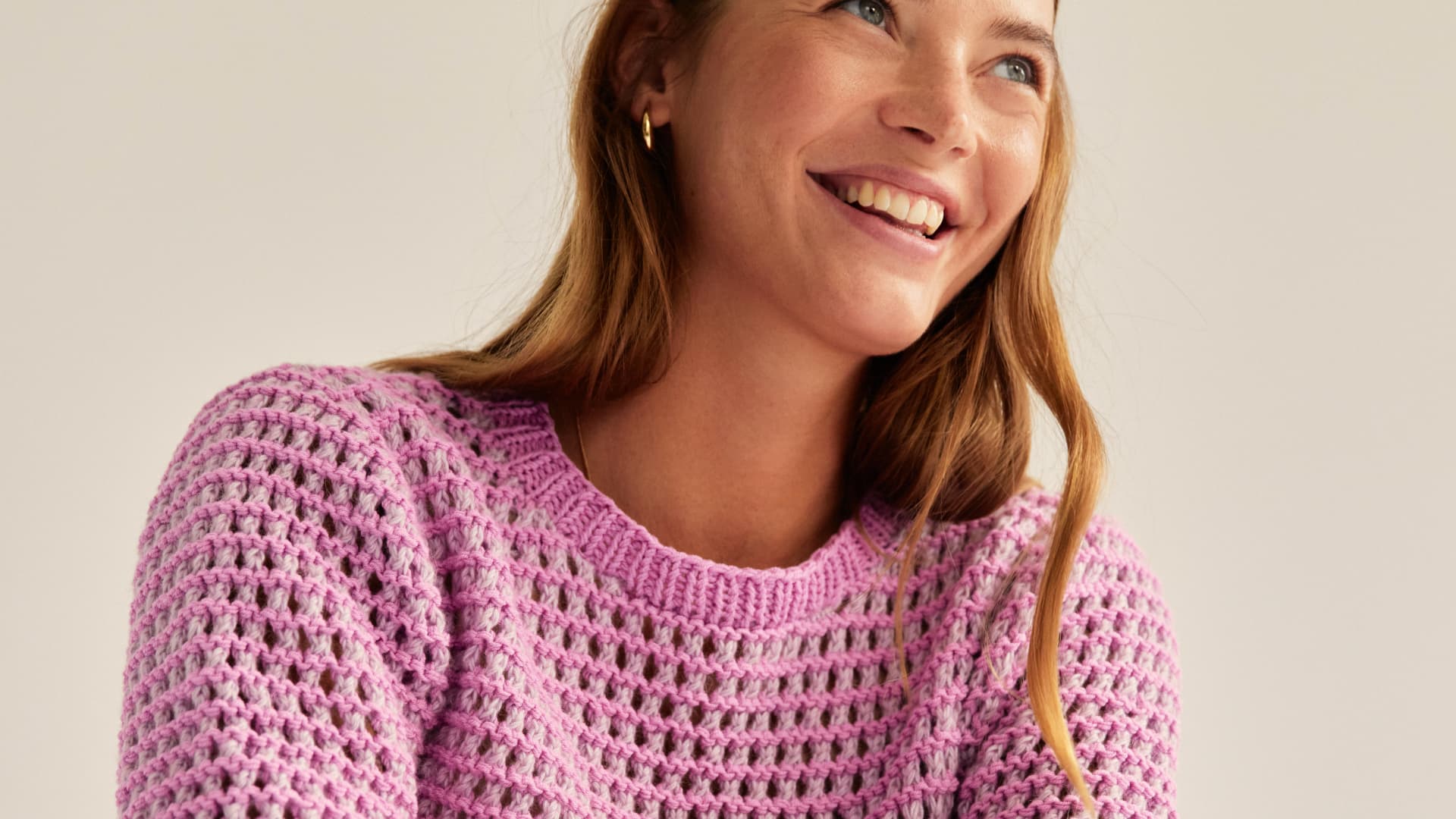 Bei uns finden Sie schöne Anleitungen für luftige Sommershirts Model in gestricktem Sommershirt von Lana Grossa