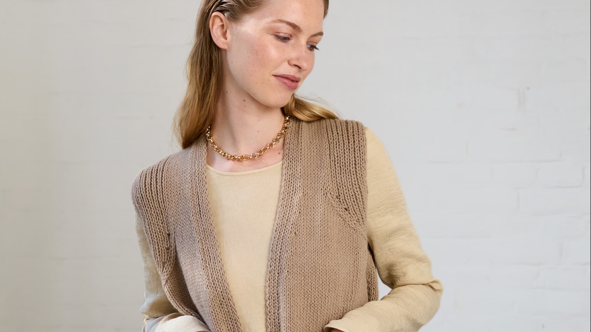 Strickanleitung für die cosy Kaschmir-Weste von Lana Grossa Model in cosy Kaschmir-Weste von Lana Grossa