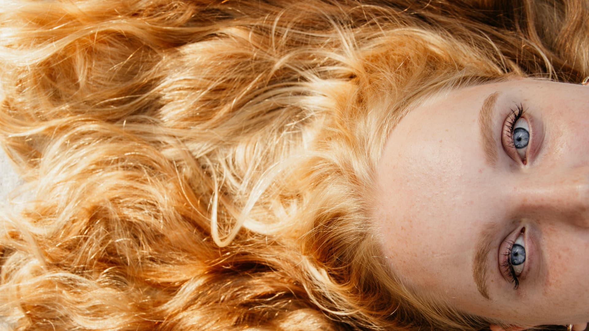 Wenn die Haare nach dem Waschen fettig sind, kann das verschiedene Ursachen haben Frau hat fettige Haare nach dem Waschen