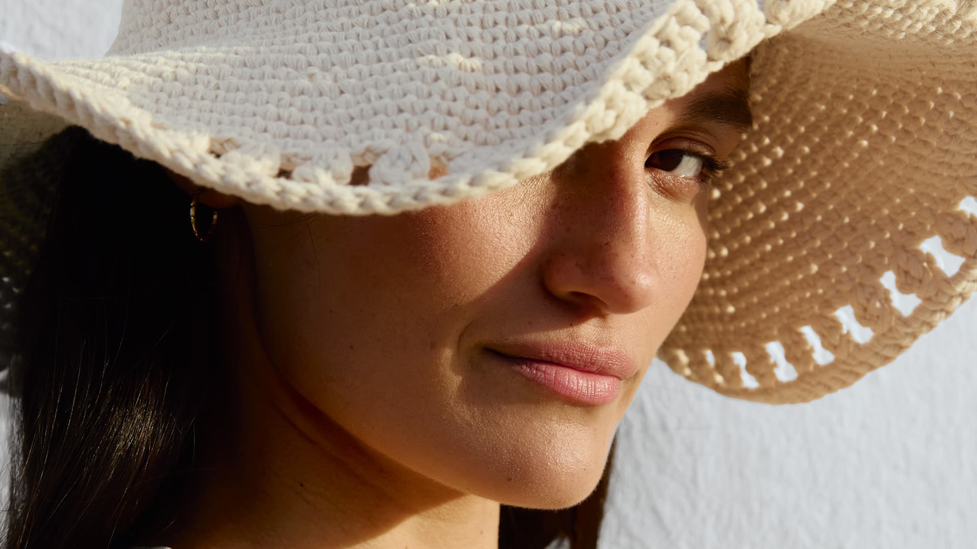 Häkeln Sie sich mit unserer kostenlosen Anleitung einen schönen Sommerhut Model mit selbst gehäkeltem Hut von Lana Grossa