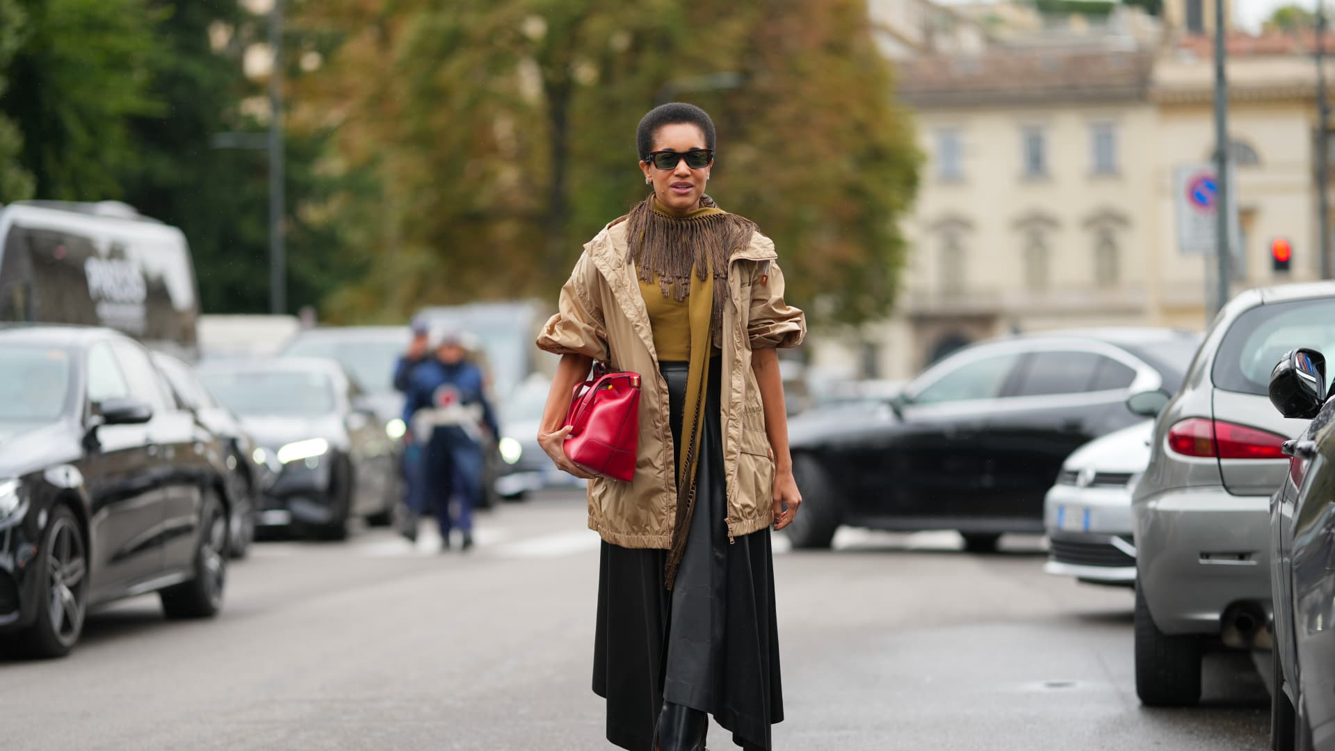 Tamu McPherson kombiniert für ihren Streetstyle eine Workwear-Jacke zum Maxirock Tamu McPherson kombiniert für ihren Streetstyle eine Workwear-Jacke zum Maxirock
