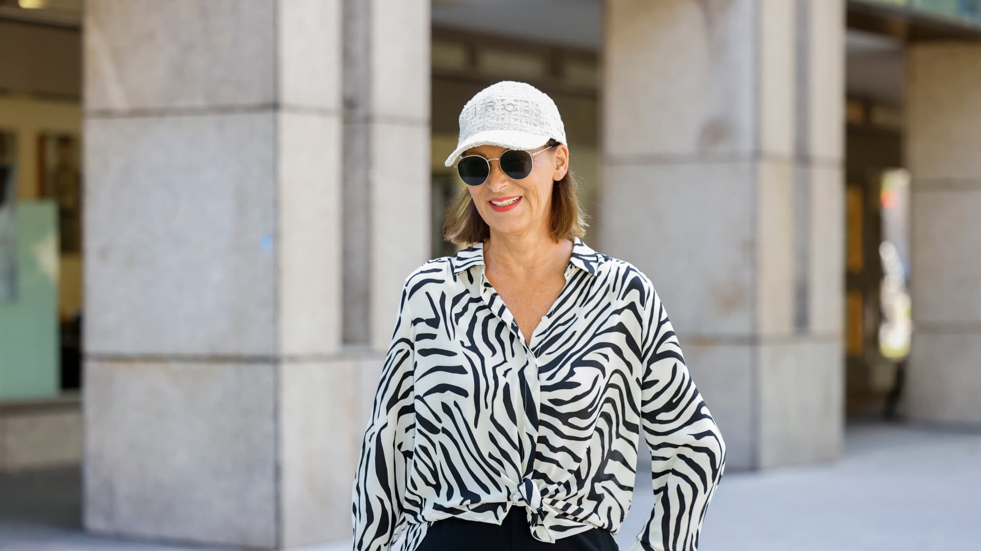 Eva Lutz trägt eine geknotete Zebrabluse Eva Lutz trägt eine geknotete Zebrabluse
