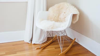 Schaffell auf Stuhl Schaffell auf Stuhl