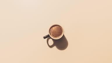Kaffeetasse auf braunem Hintergrund. Kaffeetasse auf braunem Hintergrund.