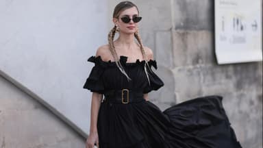 Frau mit schulterfreiem Kleid Frau mit schulterfreiem Kleid