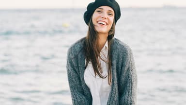 Strickanleitung für den Seelenwärmer-Cardigan Frau mit gestricktem Seelenwärmer-Cardigan