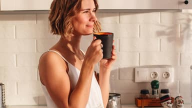 Frau trinkt Kaffee in der Küche. Frau trinkt Kaffee in der Küche.