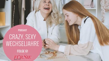 Zwei Frauen lachen zusammen. Zwei Frauen lachen zusammen.