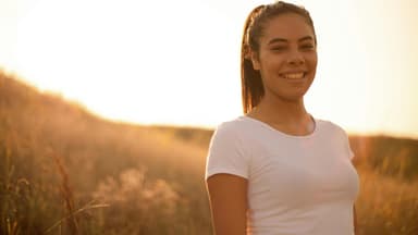 Frau mit weißem Basic T-Shirt Frau mit weißem Basic T-Shirt
