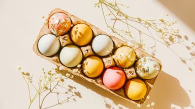 Eier mit Wasserfarben zu bemalen macht Spaß und gelingt schnell Mit Wasserfarben bemalte Ostereier