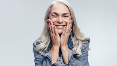 Frau mit gepflegten grauen Haaren Frau mit gepflegten grauen Haaren