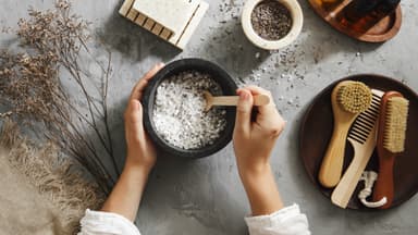 Frau macht Naturkosmetik selber Frau macht Naturkosmetik selber
