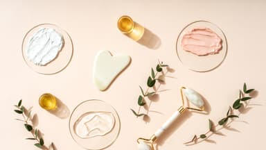 Das Geheimnis ayurvedischer Gesichtspflege Ayurvedische Gesichtspflege-Tools und Cremes