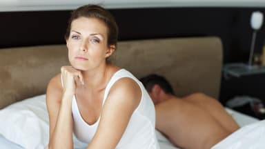 Frau denkt an jemand anderen Frau denkt an jemand anderen