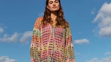 Kostenlose Anleitung für eine Tunika zum Selberstricken Model in gestrickter Tunika von Lana Grossa