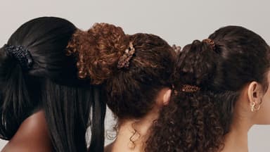 Seiden-Haargummis verhindern Spliss und Haarbruch. Frauen mit Seiden-Haargummis in den Haaren