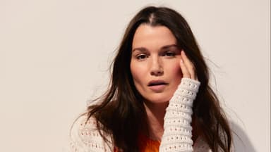 Häkeln Sie sich mit unseren kostenlosen Anleitungen schöne Pieces für den Herbst! Model in gehäkeltem Mantel von Lana Grossa