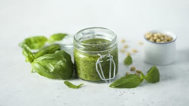 Pesto haltbar machen Basilikum-Pesto im Einmachglas