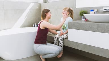 So wird ein kleines Bad zur Wohlfühloase Mutter und Tochter im Badezimmer