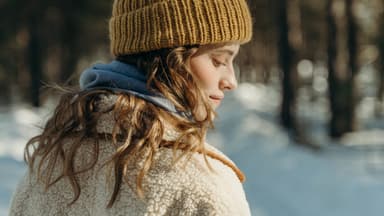Strickanleitung für eine Beanie Model in gestrickter Beanie
