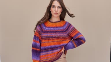 Strickanleitung für den bunten Streifenpullover mit Fun-Faktor Model in buntem Streifenpullover mit Fun-Faktor von Lana Grossa