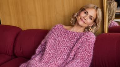Strickanleitung für den Seelenschmeichler-Pullover von Lana Grossa Stricken für den Frühling - Model in Seelenschmeichler-Pullover von Lana Grossa