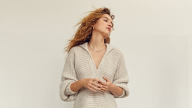 Strickanleitung für den beigen V-Pullover von Lana Grossa Model in beigem V-Pullover aus Baumwolle von Lana Grossa