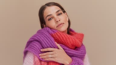 Strickanleitung für den XXL-Schal von Lana Grossa Stricken mit Seide - Model in XXL-Schal von Lana Grossa