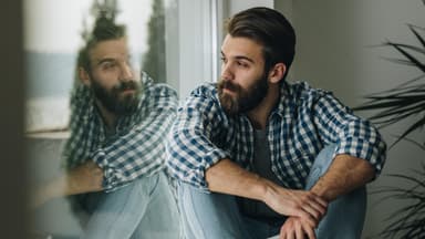 Vermisst er mich? Anzeichen, die dafür sprechen  Vermisst er mich? Anzeichen, die dafür sprechen