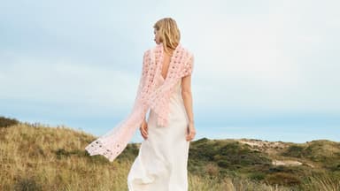 Häkelanleitung für den Schal mit Häkelspitzenmuster von Lana Grossa Model mit rosa Schal mit Häkelspitzenmuster von Lana Grossa