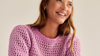 Bei uns finden Sie schöne Anleitungen für luftige Sommershirts Model in gestricktem Sommershirt von Lana Grossa
