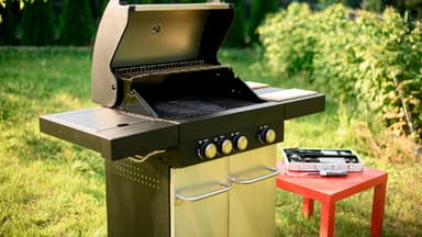 Gasgrill reinigen Ein Gasgrill nach dem Gebrauch. Jetzt muss vor allem der dreckige Rost gereinigt werden!
