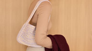 Kostenlose Häkelanleitung für die Baguette Häkeltasche von Lana Grossa Model mit Häkeltasche Baguette Bag von Lana Grossa