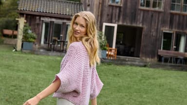 Strickanleitung für den gemütlichen Bolero-Cardigan von Lana Grossa Model in gemütlichem Bolero-Cardigan von Lana Grossa