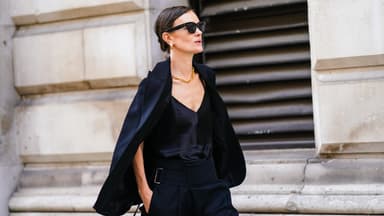 Eine Dutt-Frisur hält selbst starken Regenschauern stand Frau mit der perfekten Dutt-Frisur für regnerische Tage