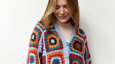 Kostenlose Häkelanleitung für die Granny Square Jacke von Lana Grossa Model in gehäkelter Granny Square Jacke von Lana Grossa