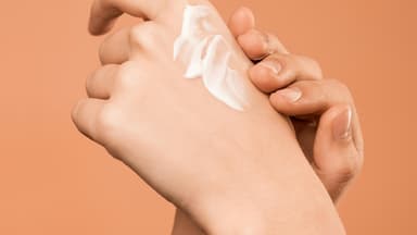 Handcreme kaufen? Nichts da - mit meinem Rezept gelingt sie Ihnen einfach selbst Selbst gemachte Handcreme
