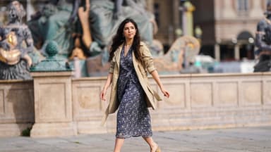 Sommerkleider, die den Bauch kaschieren Streetstyle mit einem Wickelkleid und Trenchcoat