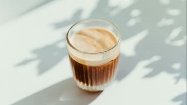 Ich verrate Ihnen mein Rezept für einen richtig leckeren Kollagen-Kaffee! Selbst gemachter Kollagen-Kaffee