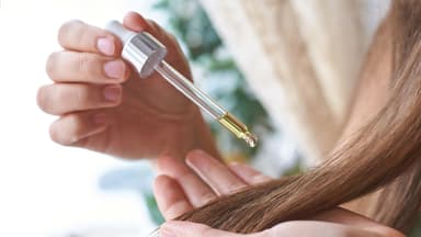 Statt Haarspülung: Apfelessig sorgt für seidiges Haar  Beauty-Chefin Isabell Stiller trägt Apfelessig mithilfe einer Pipette auf dem Haar auf